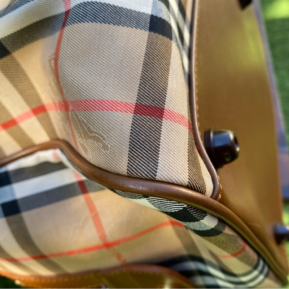 Burberry’s Check duffle bag - Picture 8 of 13